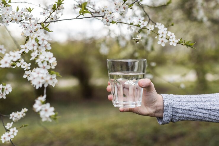 hand-holding-glass